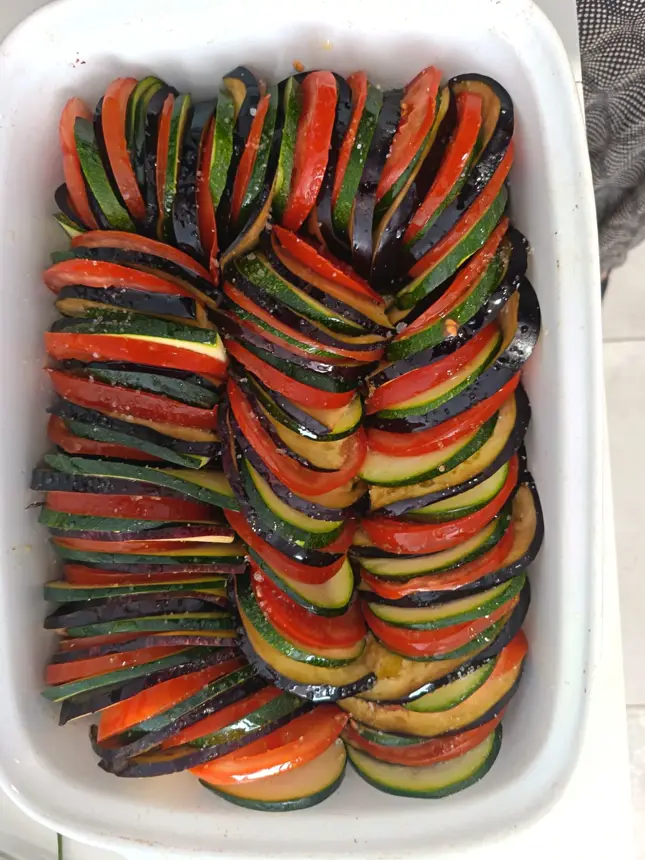 Tian de légumes en rangées rouge, vert et violet